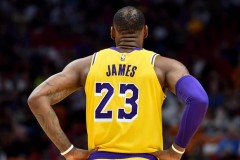 威廉姆斯断球反击上篮得分，NBA新星闪耀全场